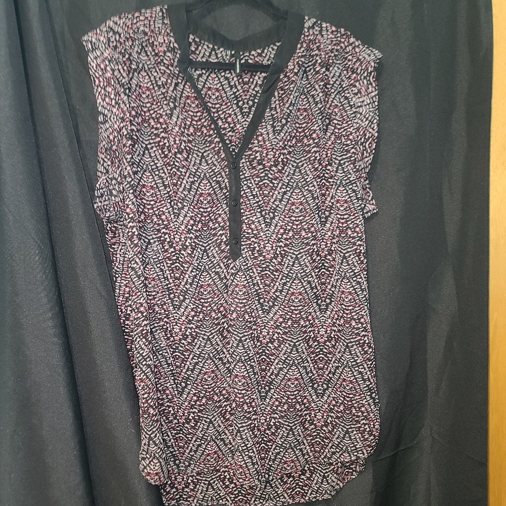 Maurices XXL short sleeve black print top lightweight v-neck